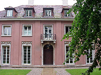 Denkmalgeschützte Mies-van-der-Rohe-Villa von 1917, Villa Urbig in Potsdam-Babelsberg, Fassaden, Terrassen, Interieur