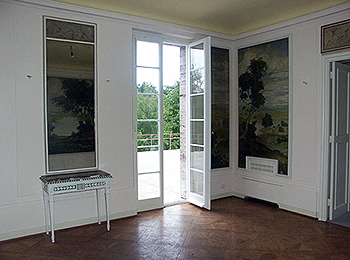 Denkmalgeschützte Mies-van-der-Rohe-Villa von 1917, Villa Urbig in Potsdam-Babelsberg, Fassaden, Terrassen, Interieur