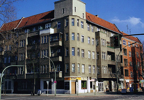 Wohn- und Geschäftshaus von ca. 1922, Straßenseitige Fassaden in Berlin Charlottenburg, Sanierungskonzept