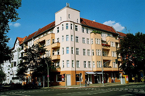Wohn- und Geschäftshaus von ca. 1922, Straßenseitige Fassaden in Berlin Charlottenburg, Sanierungskonzept